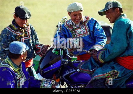 Mongolische Männer in traditionellen Kostüm und Baseball Mütze chatten, Xilin Gol Grünland, Innere Mongolei autonome Region, China Stockfoto