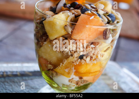 Leckeres Frühstück-Müsli mit verschiedenen Nüssen, Wassermelone, Melone, Heidelbeeren und Joghurt. Stockfoto