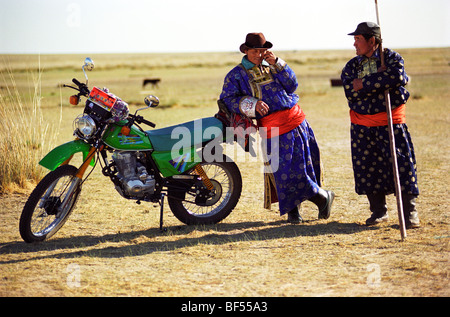 Mongolische junge Männer in Tracht, Xilin Gol Grünland, Innere Mongolei autonome Region, China Stockfoto