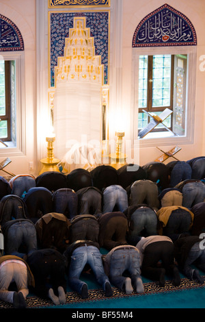 Muslime beim Gebet in der Sehitlik Moschee in Berlin-Neukölln, Deutschland, Europa Stockfoto