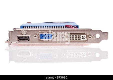 Grafikkarte mit HDMI, VGA und DVI Anschlüsse isoliert auf weißem Hintergrund Stockfoto