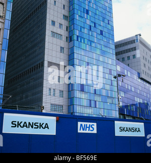 Neue Gebäude, Skanska und NHS Zeichen Außenansicht des Royal London Hospital in Whitechapel East London, UK KATHY DEWITT Stockfoto