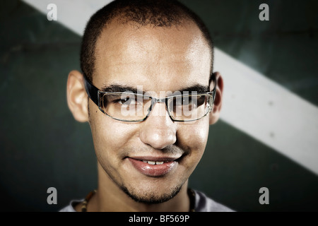 Porträt eines jungen Mannes mit Brille, Teenager, Blick direkt auf den Betrachter, cool Stockfoto