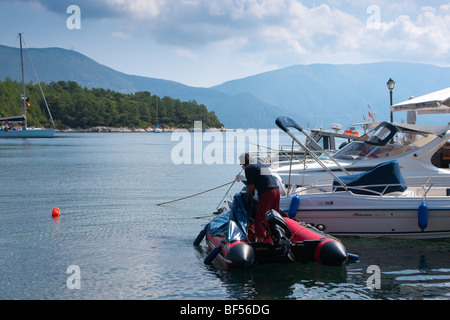 Fiskardo Port Kefalonia Insel Griechenland - Überlebende des Erdbebens 1953 - Mann am Start Stockfoto