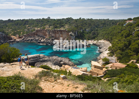 Mutter und Tochter zu Fuß zu der Bucht Cala s'Almonia, Mallorca, Mallorca, Balearen, Mittelmeer, Spanien, Europa Stockfoto