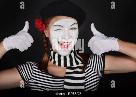 Porträt einer jungen Dame verkleidet als Pantomime isoliert auf weißem Hintergrund Stockfoto