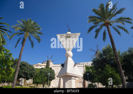 Sonnenuhr und historischen Windmühlen von Es Jonquet mit City wall in der Altstadt von Palma De Mallorca, Mallorca, Balearen, S Stockfoto