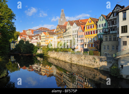 Die Häuser der Altstadt am Neckar Ufer spiegeln sich in den Fluss Neckar, Tübingen, Baden-Württemberg, Deutschland, Europa Stockfoto