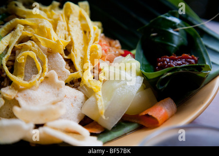 Nasi Goreng, gebratene eine traditionelle indonesische Reisgericht, auf einem Bananenblatt mit Chili-sauce Stockfoto