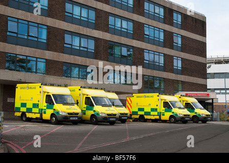 Unfall- und Notfall Eingang des Krankenhaus der Königin-Alexander mit mehreren Ambulanzen warten Stockfoto