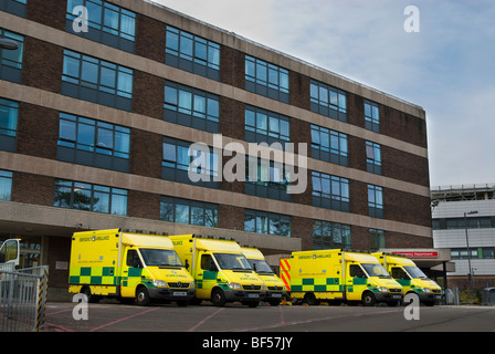 Unfall- und Notfall Eingang des Krankenhaus der Königin-Alexander mit mehreren Ambulanzen warten Stockfoto