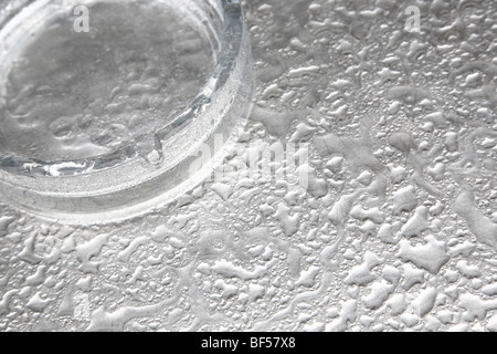 leeren Aschenbecher im Regen auf einem Tisch von einem Straßencafé, Irland Stockfoto