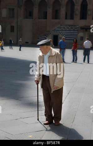 Alte italienische Mann mit flache Kappe Andstick im Palazzo del Comune, Pistoia Stockfoto