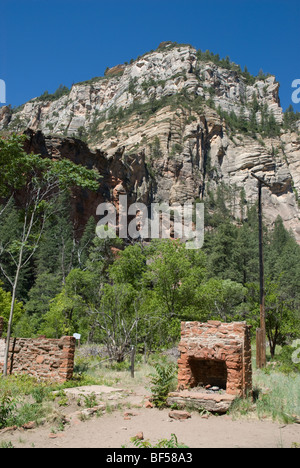 Die Reste der Mayhew Lodge auf der West Fork Trail, Oak Creek Canyon, Sedona, Arizona Stockfoto