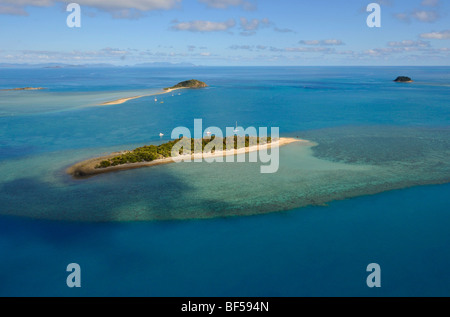 Luftaufnahme der schwarzen Insel vor Langford Island, Whitsunday Islands Nationalpark, Queensland, Australien Stockfoto