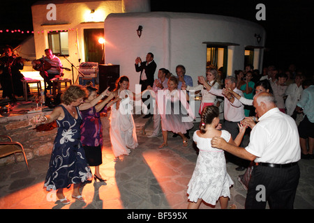 Griechenland-Kykladen-Sikinos bei einer griechischen Hochzeit tanzen Stockfoto