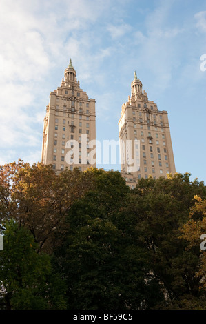 Blick auf die San Remo-Apartment-Gebäude in New York City vom Central Park im Herbst Stockfoto