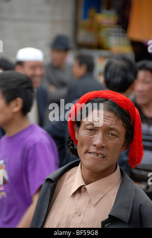 Porträt, tibetische Frau trägt ein rotes Haarband, Altstadt von Lhasa, Himalaya, autonomes Gebiet Tibet, Volksrepublik Re Stockfoto