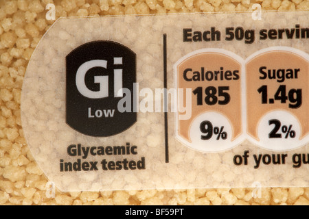 Etikett, Lebensmittel mit niedrigem glykämischen Index auf ein Paket von Couscous in Großbritannien getestet Stockfoto