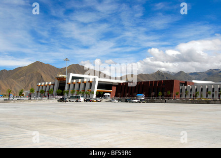Moderne tibetische Architektur, Bahnhof in Lhasa, Himalaya, autonomes Gebiet Tibet, Volksrepublik China, Asien Stockfoto