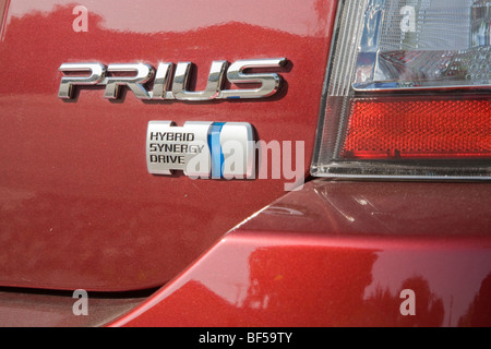 Eine Nahaufnahme von roten Toyota Prius mit einem Hybrid Synergy Drive-Schild. Kalifornien, USA Stockfoto