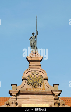 Statue eines Ritters mit einer Lanze oben ein Adler-Wappen, historische Gebäude, Altstadt, Herford, Ostwestfalen, Stockfoto