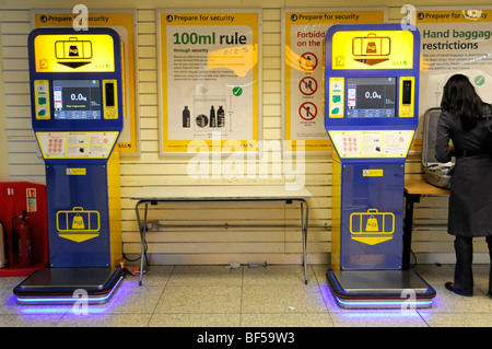 Gepäck, Check, Flughafen London-Stansted, London, England, Vereinigtes Königreich, Europa Stockfoto