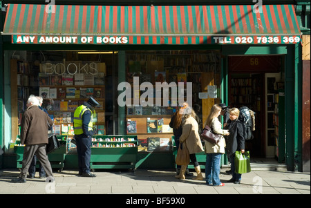 Buchhändler auf Charing Cross Road, London, England Stockfoto