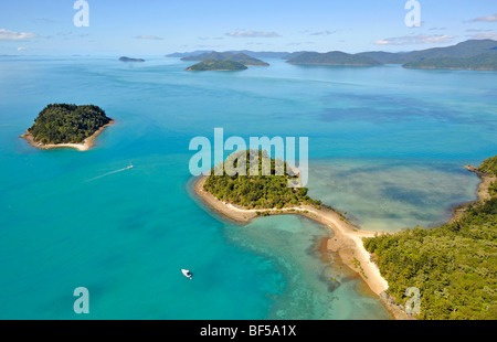 Luftaufnahme von Pelican Island Halbinsel aus Long Island, ganz links, Osten Rock, Whitsunday Islands Nationalpark, Queensland, Aust Stockfoto