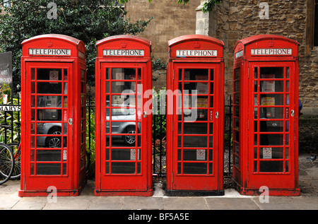 Vier englische rote Telefonzellen, St. Mary Street, Cambridge, Cambridgeshire, England, Vereinigtes Königreich, Europa Stockfoto