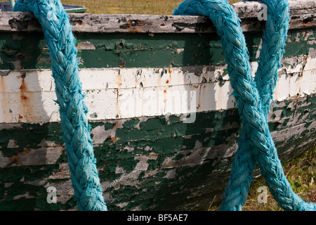 Blauen Seilen hängen rund um den Rumpf auf einem klapprigen Holzboot in Quebec, Kanada. Stockfoto