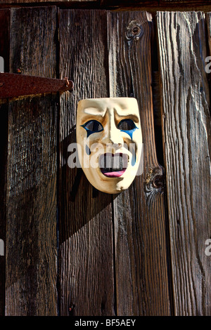 Holzmaske, die an einer Wand hängen, geschnitzt, Alpen, Ernen, Wallis