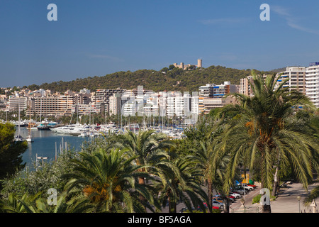 Yachthafen von Palma mit Schloss Bellver, Mallorca, Mallorca, Balearen, Mittelmeer, Spanien, Europa Stockfoto