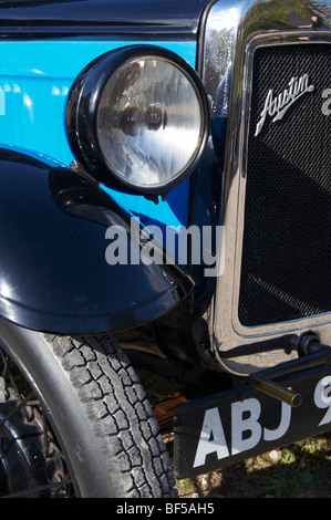 Oldtimer Austin 7 van aus den 1930er Jahren - Nahaufnahme von Scheinwerfer und Chrom-Heizkörper-Surround. Ein wunderschön restauriertes Fahrzeug Stockfoto