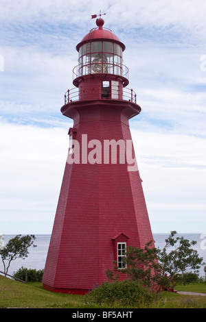 Roten Leuchtturm am Sankt-Lorenz-Strom in Quebec, Kanada. Stockfoto