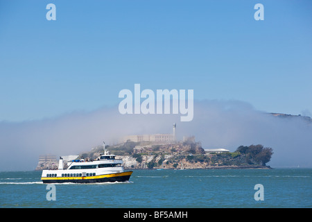 Ausflugsschiff mit Alcatraz und Nebel, ehemalige Gefängnisinsel, San Francisco, Kalifornien, USA, Amerika Stockfoto