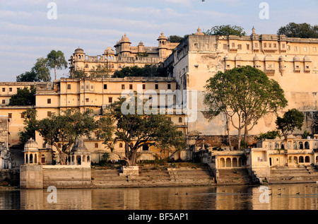 Stadtschloss am Pichola-See, Udaipur, Rajasthan, Nordindien, Indien, Südasien, Asien Stockfoto