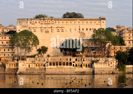 Stadtschloss am Pichola-See in der Abenddämmerung, Udaipur, Rajasthan, Nordindien, Indien, Südasien, Asien Stockfoto