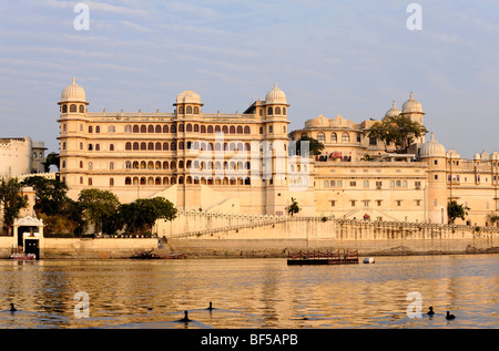 Stadtschloss am Pichola-See in der Abenddämmerung, Udaipur, Rajasthan, Nordindien, Indien, Südasien, Asien Stockfoto