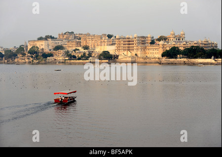 Blick auf Lake Pichola in Richtung Stadtschloss, Udaipur, Rajasthan, Nordindien, Indien, Südasien, Asien Stockfoto