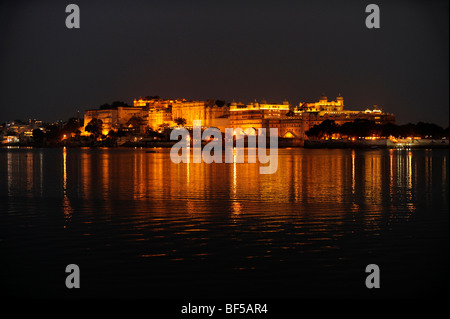 Blick auf Lake Pichola gegenüber dem Stadtschloss in der Nacht, Udaipur, Rajasthan, Nordindien, Indien, Südasien, Asien Stockfoto