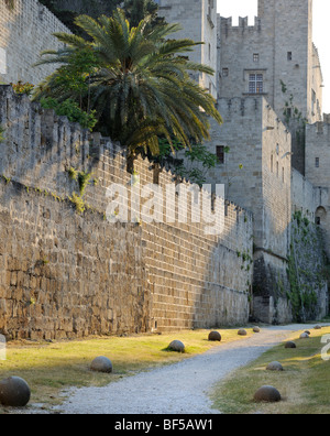 Teil des Großmeisterpalastes mit Stadtmauern, die vom Graben aus gesehen werden, Rhodos-Stadt, Rhodos, Griechenland, Europa Stockfoto