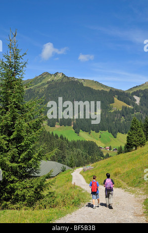 Wandern auf dem Panoramaweg in Baergunttal Tal, Kleinwalsertal, Walsertal, Vorarlberg, Allgäu-Alpen, Österreich, Eu Stockfoto