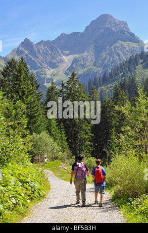 Wandern im Turatal Tal, Kleinwalsertal, Walsertal, Vorarlberg, Allgäu-Alpen, Österreich, Europa Stockfoto