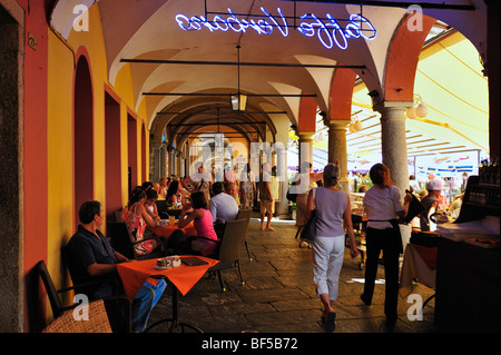 Arkaden entlang der Promenade mit einer Straße Restaurant Lago Maggiore, Cannobio, Piemont, Italien, Europa Stockfoto