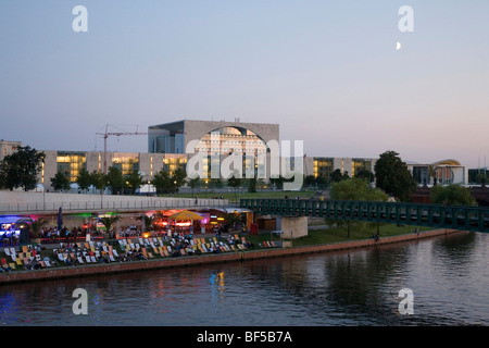 Blick Richtung der Bundeskanzlei über die Hauptstadt Beach Bar an einem Sommerabend auf der Spree entlang, Berlin, Deutschland, Europa Stockfoto