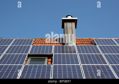 Photovoltaik-Anlage auf einem Dach Stockfoto