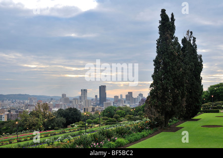 Blick von den Gärten von den Union Buildings in Richtung Innenstadt von Pretoria, Südafrika, Afrika Stockfoto