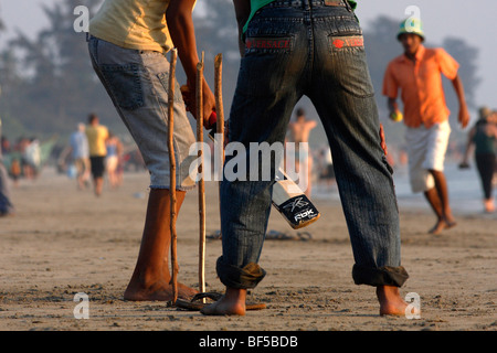 Spiel der Cricket auf dem Strand, Arambol, Goa, Indien, Südasien Stockfoto