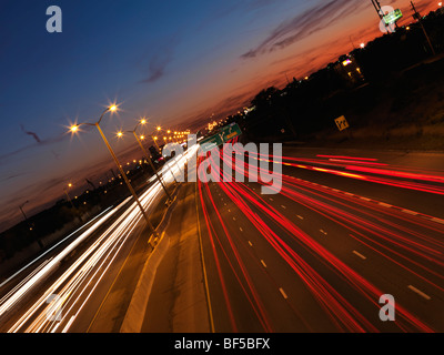 Gardiner Expressway Autobahn während des Sonnenuntergangs. Etobicoke, Toronto, Ontario, Kanada. Stockfoto